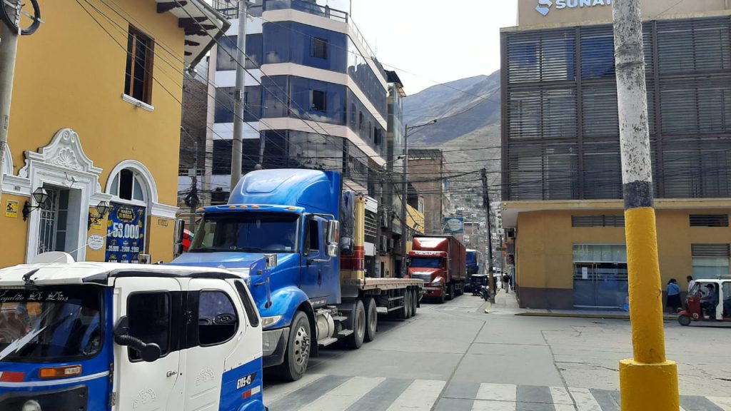 Bloqueo de vías ocasiona caos vehicular en el centro de Huánuco