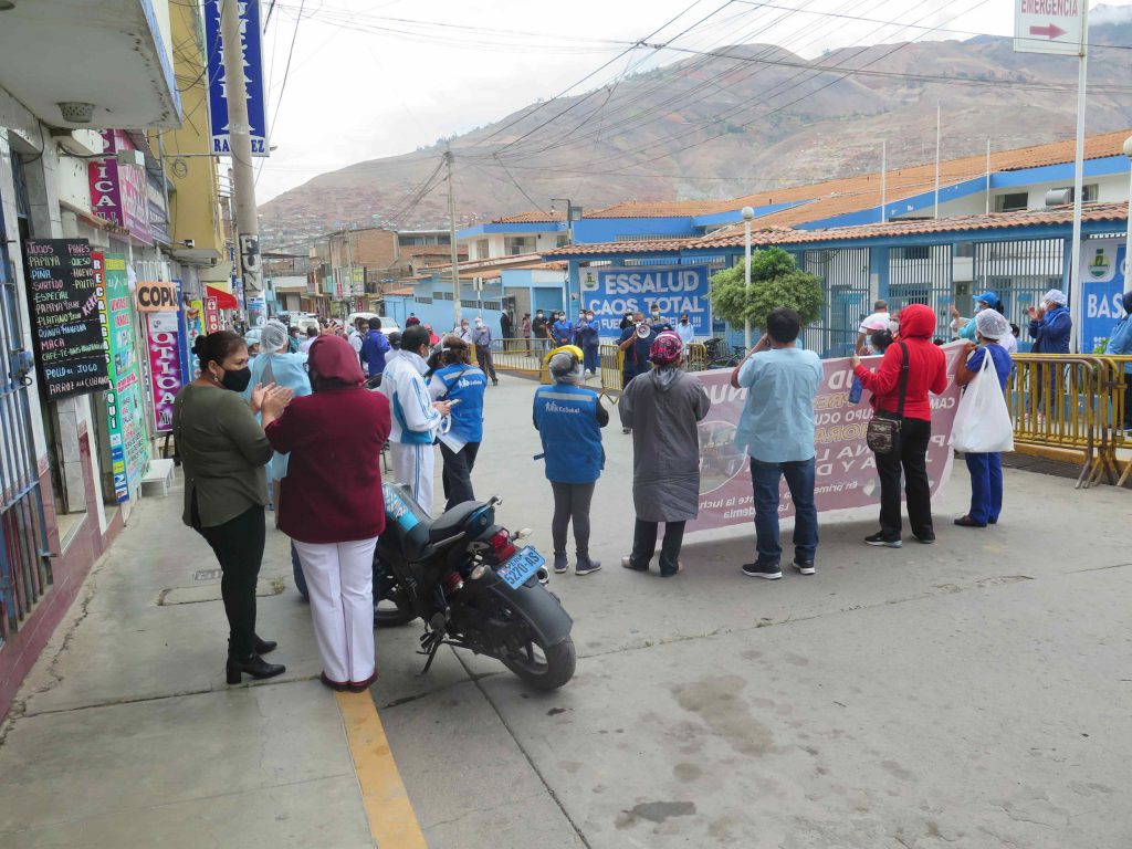 Exigen destitución de director de EsSalud