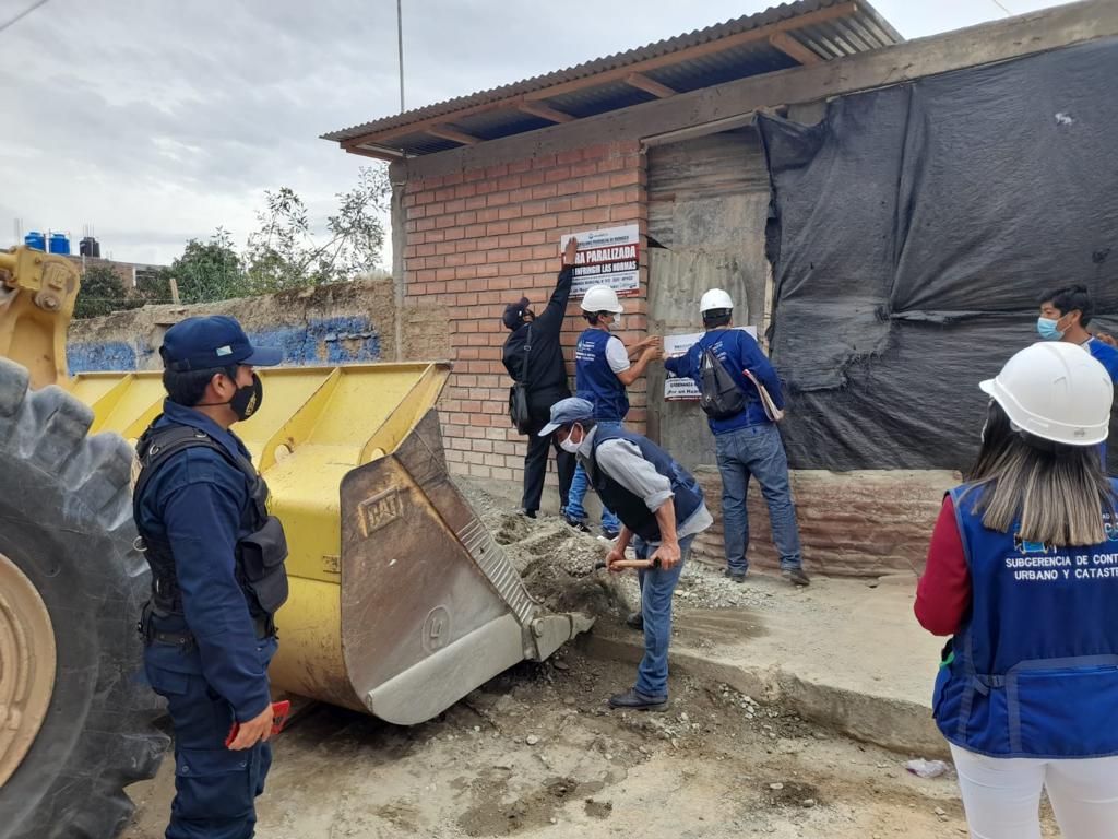 Imponen multas por dejar desmonte y material agregado en la vía pública