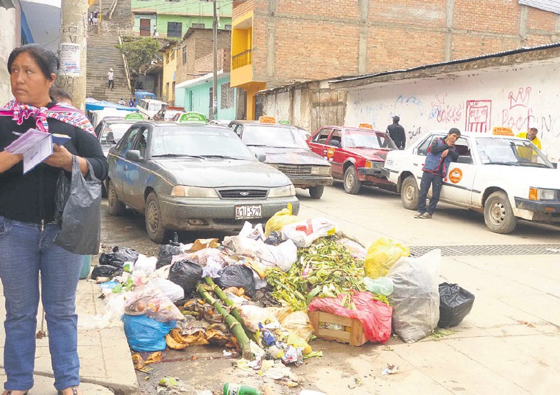 Intervienen 78 comercios por arrojar basura en la calle