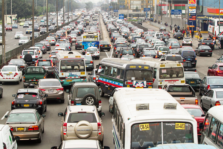 Perú impulsará vehículos eléctricos y mejorará norma de "chatarreo"