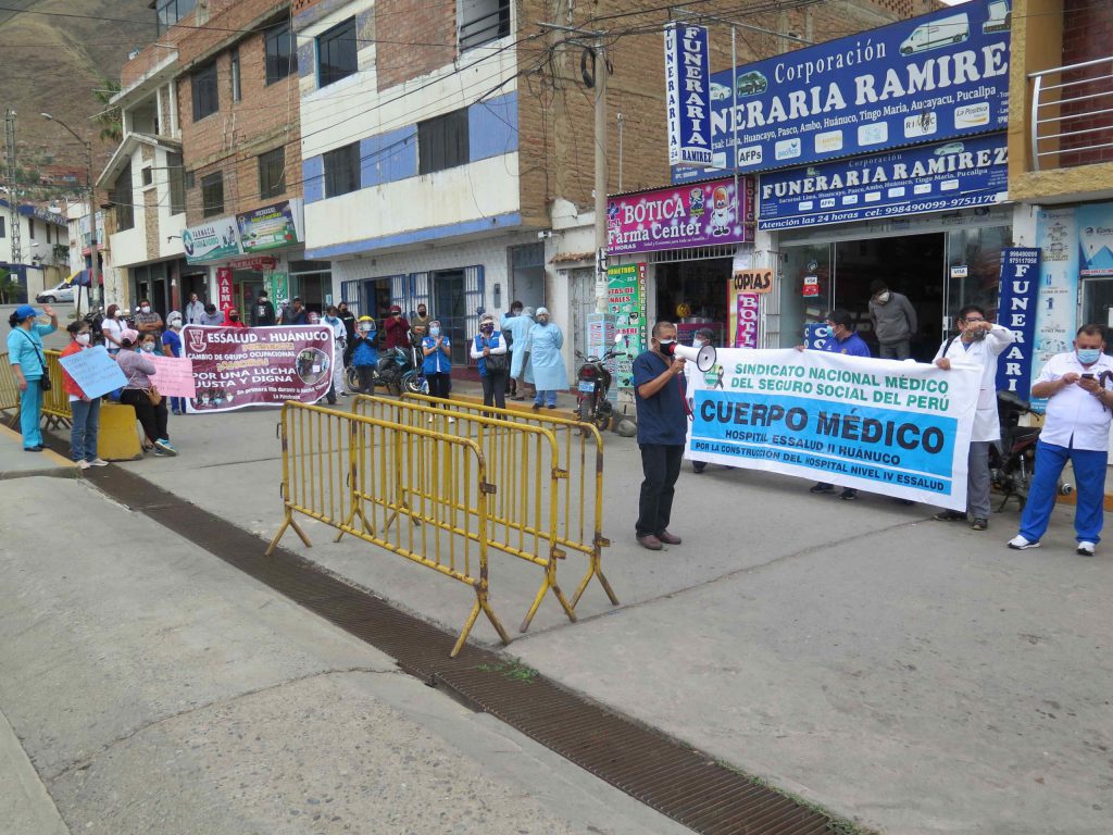 Médicos protestaron en el frontis del EsSalud.