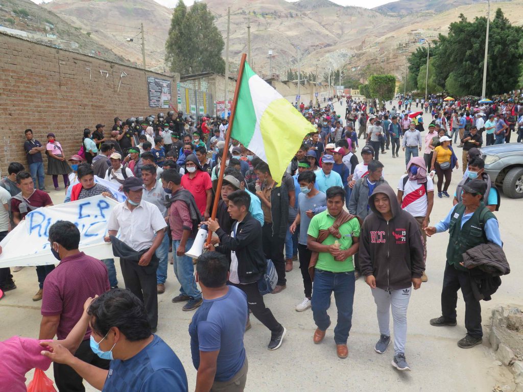 Productores agrícolas radicalizan medida de fuerza con cierre de mercados