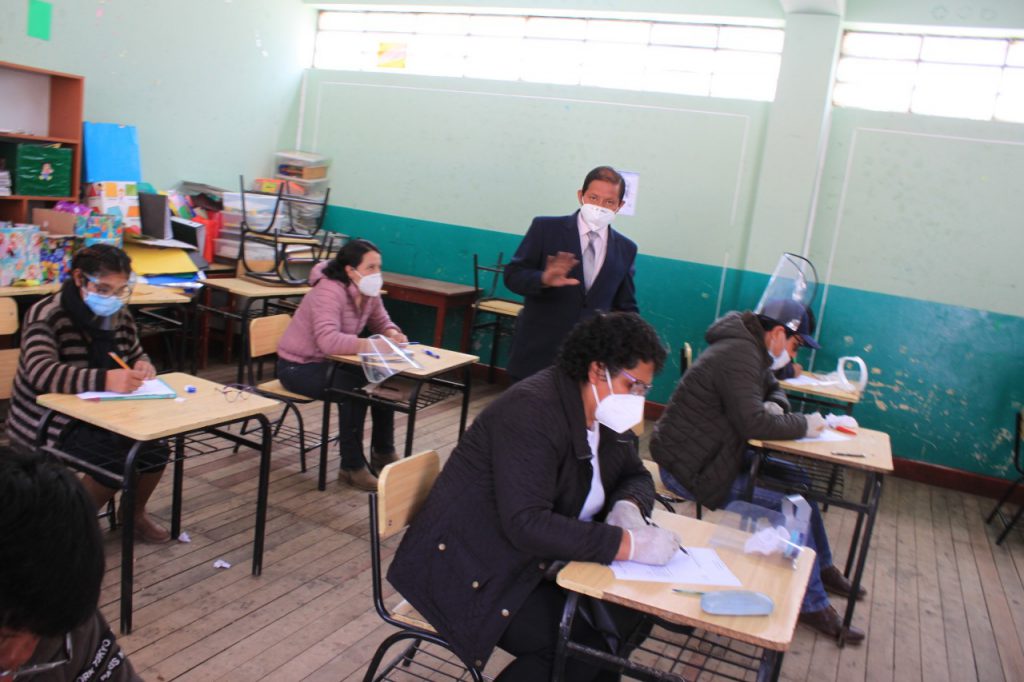 Postulantes a cargos directivos dan examen escrito en quechua