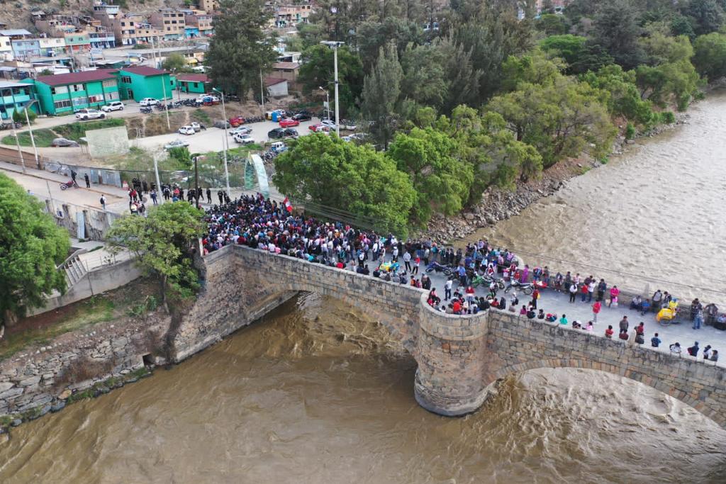 Productores bloquean puentes y paralizan tráfico en varios puntos de la ciudad