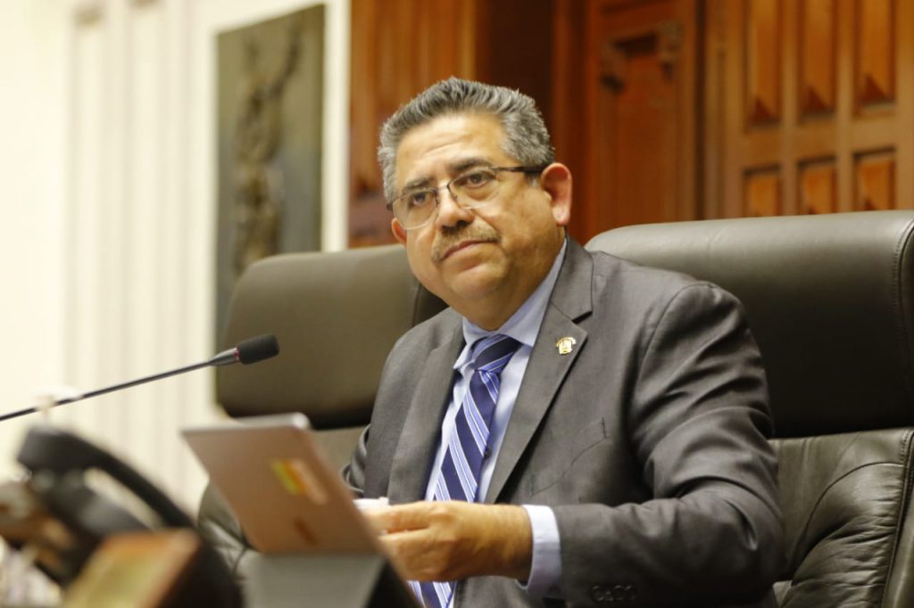 Estado patrocinará defensa legal de Merino por asesinatos durante su régimen.