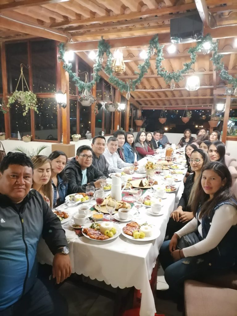 Gerente de Administración Tributaria arma fiestón en local privado