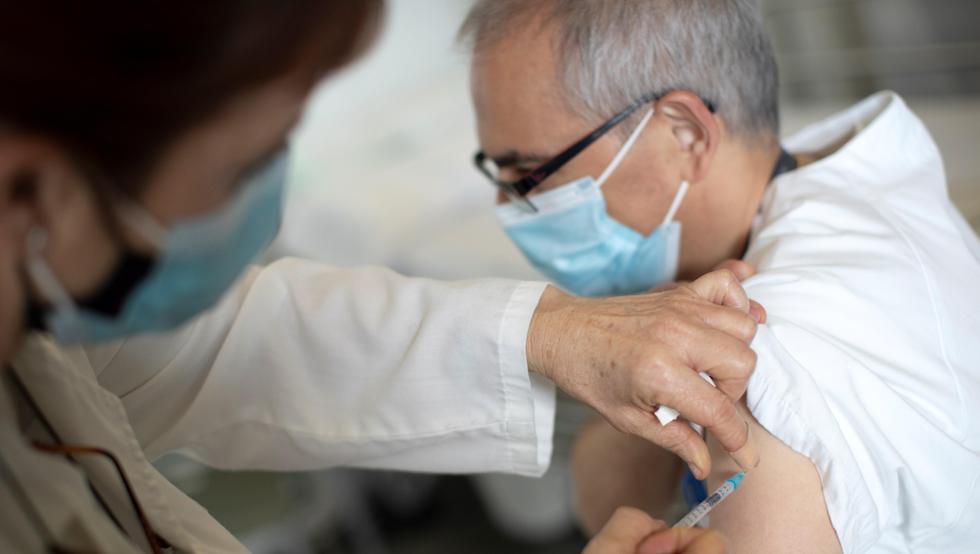 España comenzó a aplicar la segunda dosis de la vacuna contra el COVID-19