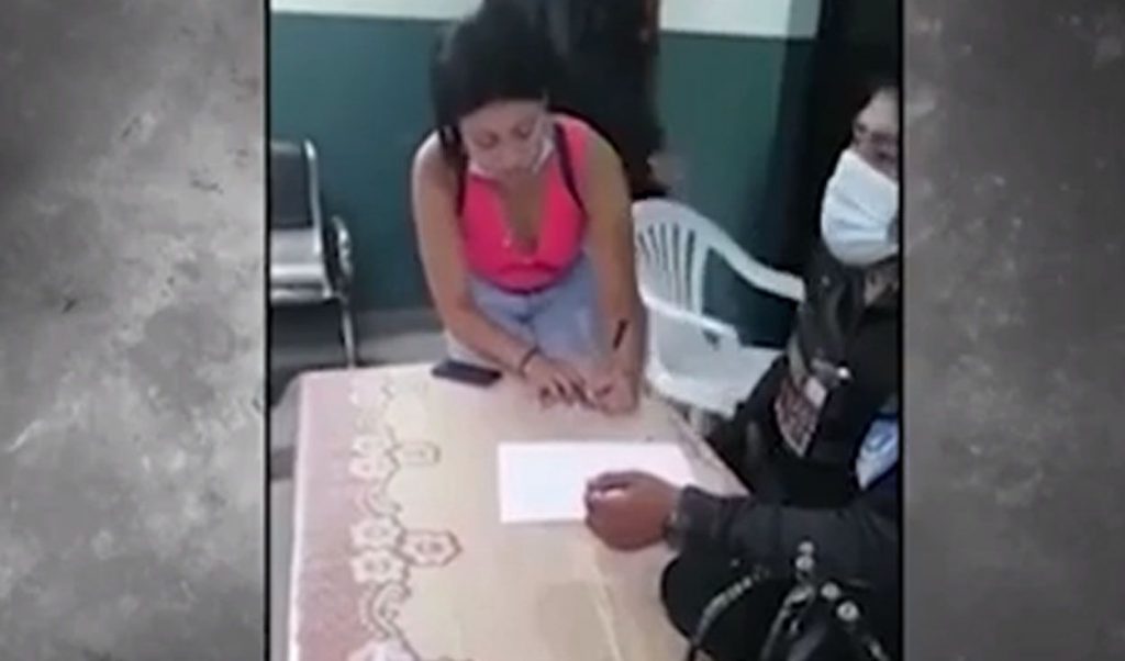 Detienen a mujer, con COVID-19, que escupió a otra persona