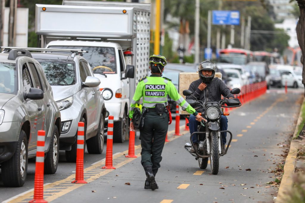 Motorizados no podrán circular durante hora de salida peatonal en zonas de riesgo extremo