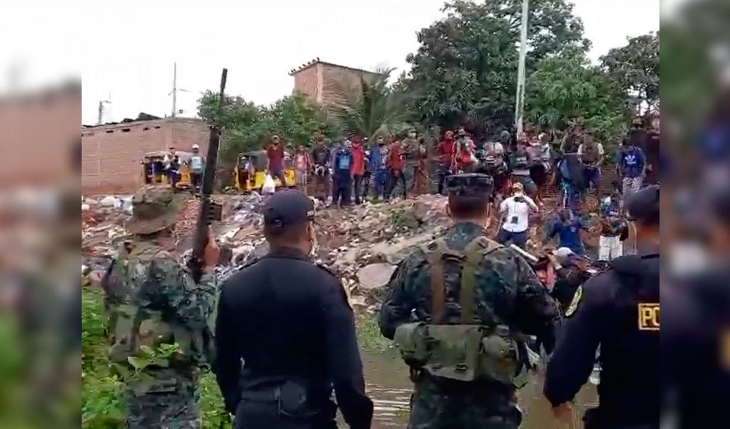 Migrantes intentan cruzar frontera Perú-Ecuador pese a presencia militar y policial