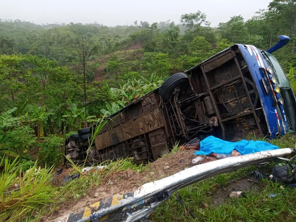 Cuatro muertos y 18 heridos en volcadura de bus de Transmar