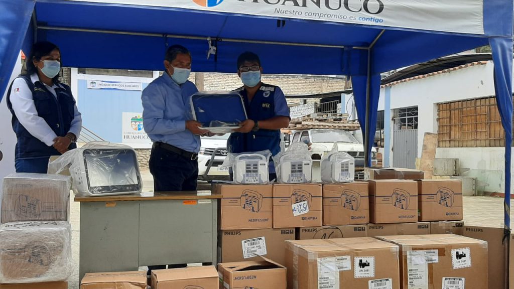 Entregan equipos médicos al Hospital de Contingencia