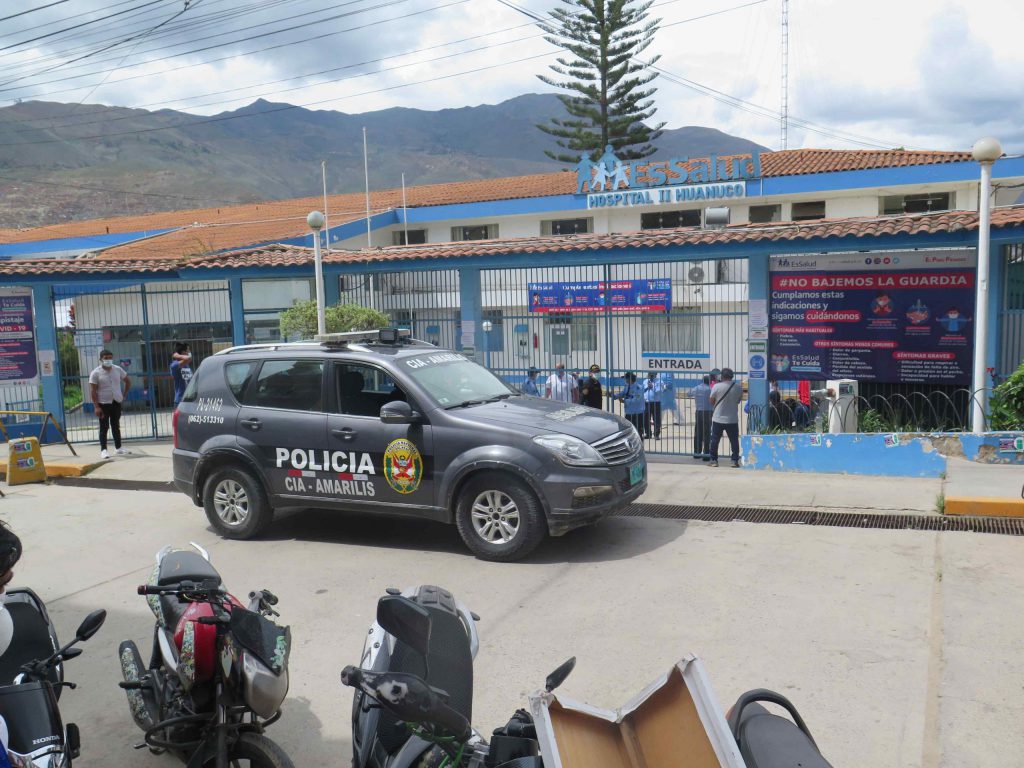 Familiares de fallecido por COVID-19 agreden a médicos de EsSalud