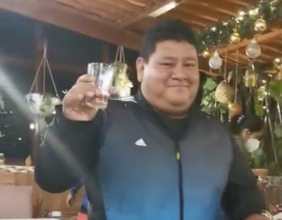 Nadie salva a Salvador: Alcalde lo destituye por organizar una fiesta en pandemia