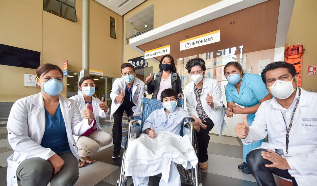 Padre se recupera de COVID-19 y dona riñón a su hijo