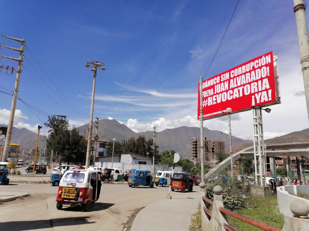 Recogen firmas casa por casa para revocatoria de Juan Alvarado