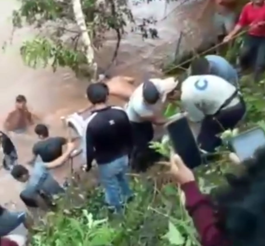 Tres personas mueren al caer con automóvil a río en Aucayacu