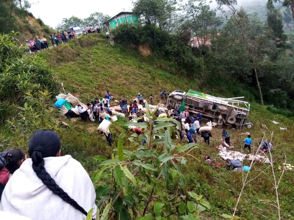 Un muerto y cuatro heridos en volcadura de camión