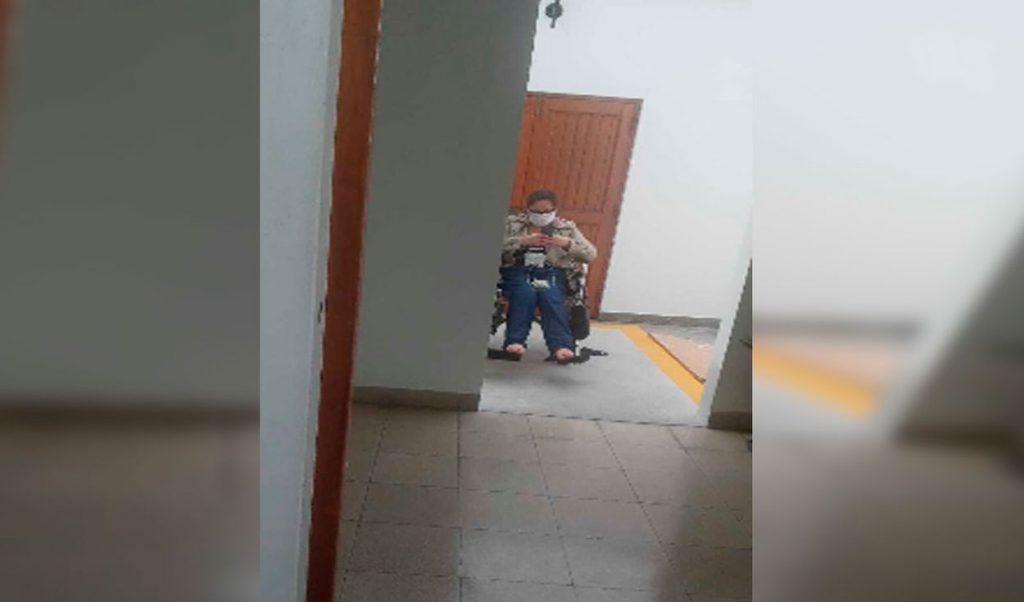 Mujer usa posible artefacto explosivo para amenazar a personal de clínica