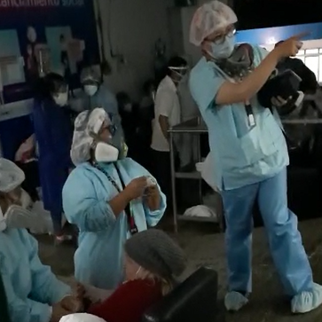 Pacientes COVID-19 atendidos a la intemperie se mojan bajo lluvia