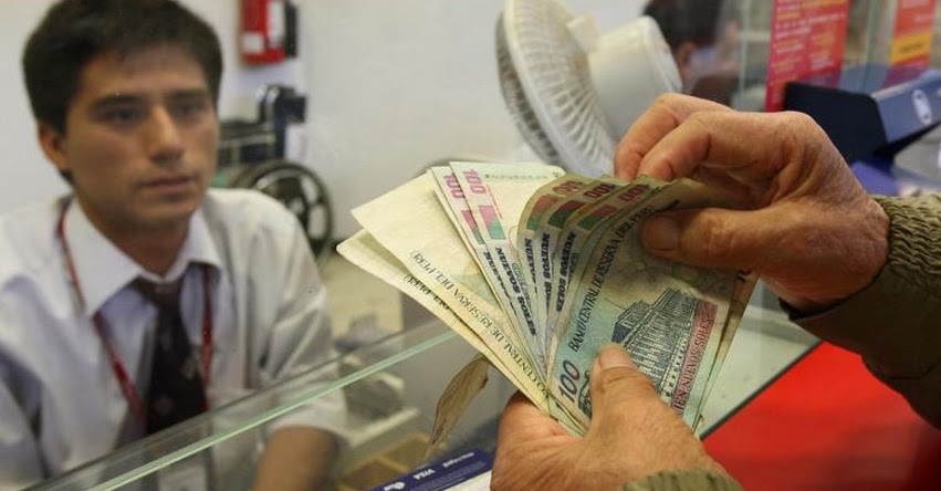 Maestros y trabajadores de Educación reciben bono de 500 y 300 soles