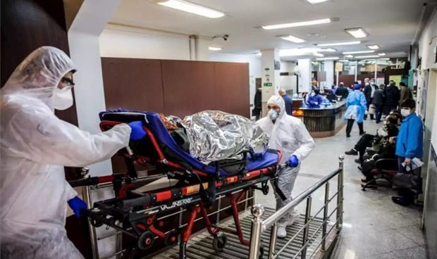 Curva de muertes por COVID-19 en ascenso acelerado