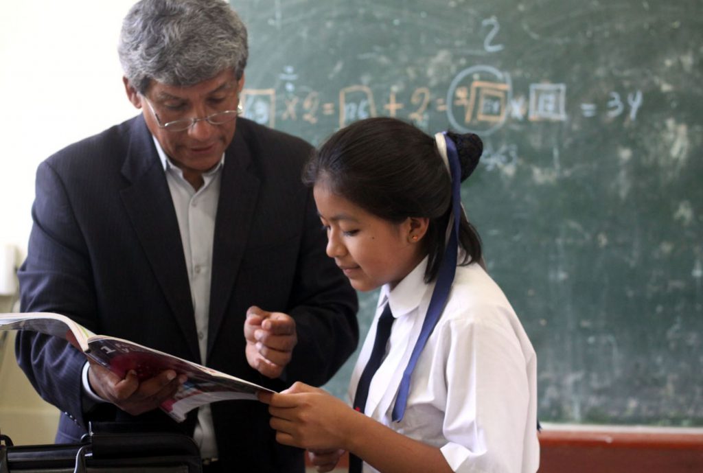 Candidato presidencial de UPP propone elevar el sueldo de los maestros