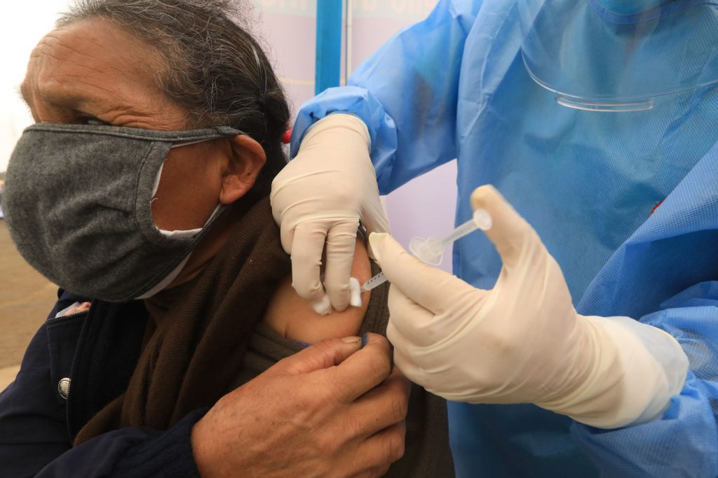 EsSalud planea usar estacionamientos de centros comerciales para vacunación