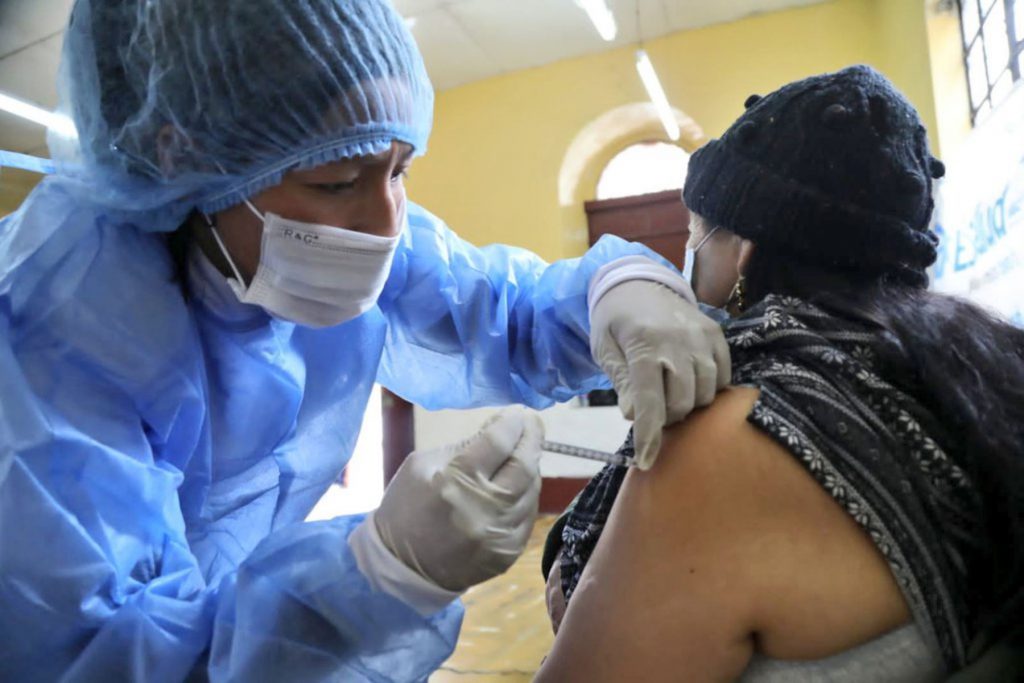 Hoy inicia jornada de vacunación a médicos de primera línea