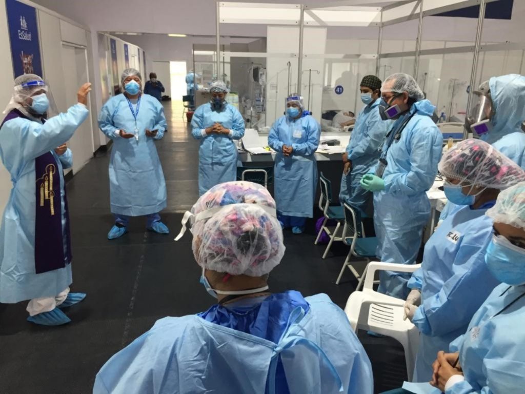 sacerdote brinda soporte espiritual a pacientes de Villa EsSalud Huánuco