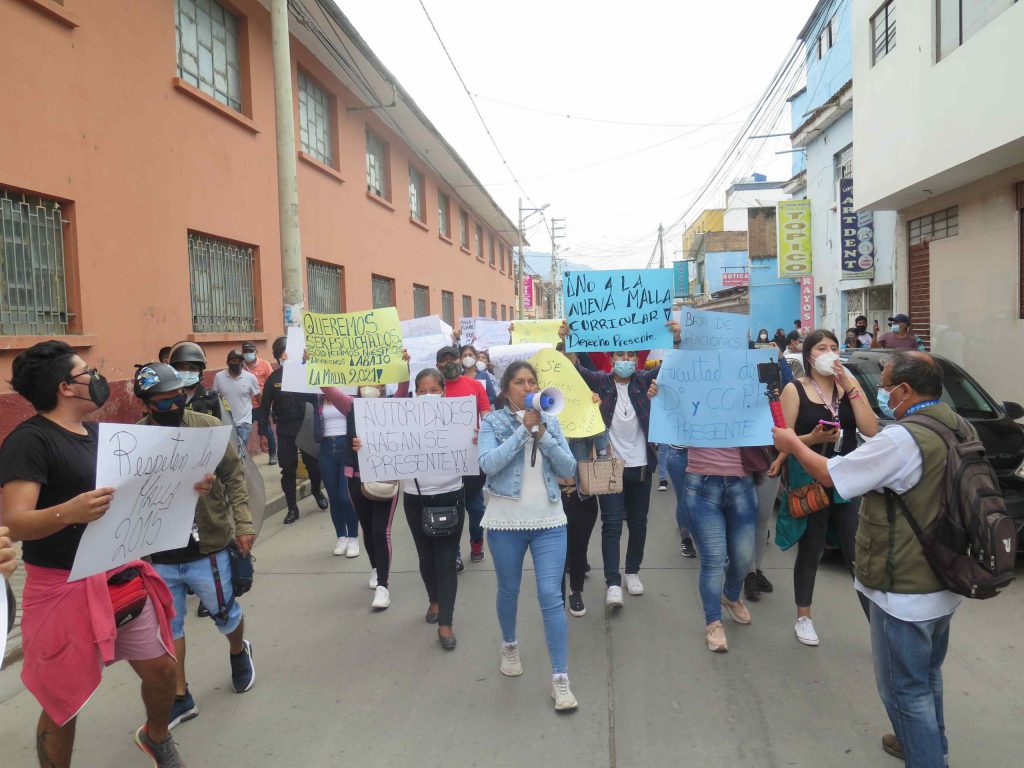 Estudiantes Universitarios protestan por incremento de mensualidad y malla curricular