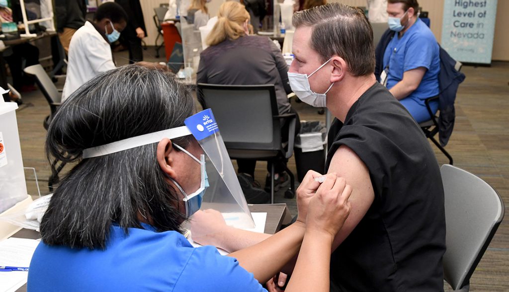 Maestros no están incluidos en primer grupo de vacunación contra el COVID-19