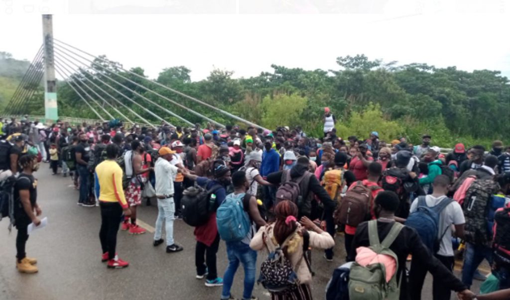 Caravana de migrantes haitianos ingresa por la fuerza al Perú en frontera con Brasil