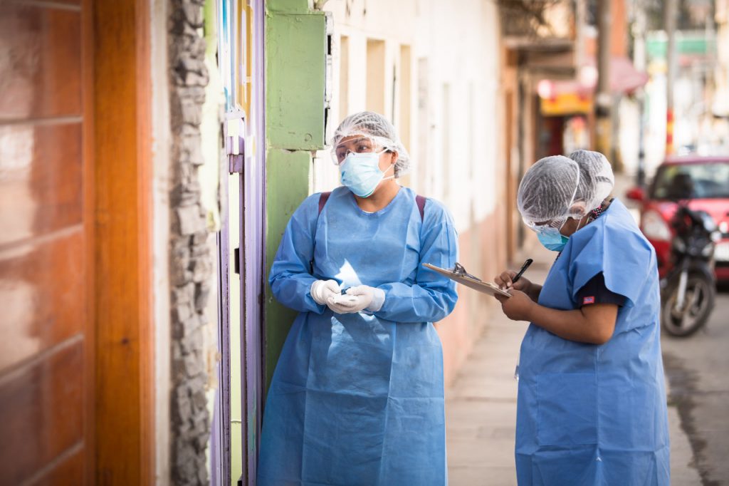En visita casa por casa hallan 40 % de personas infectados de COVID-19