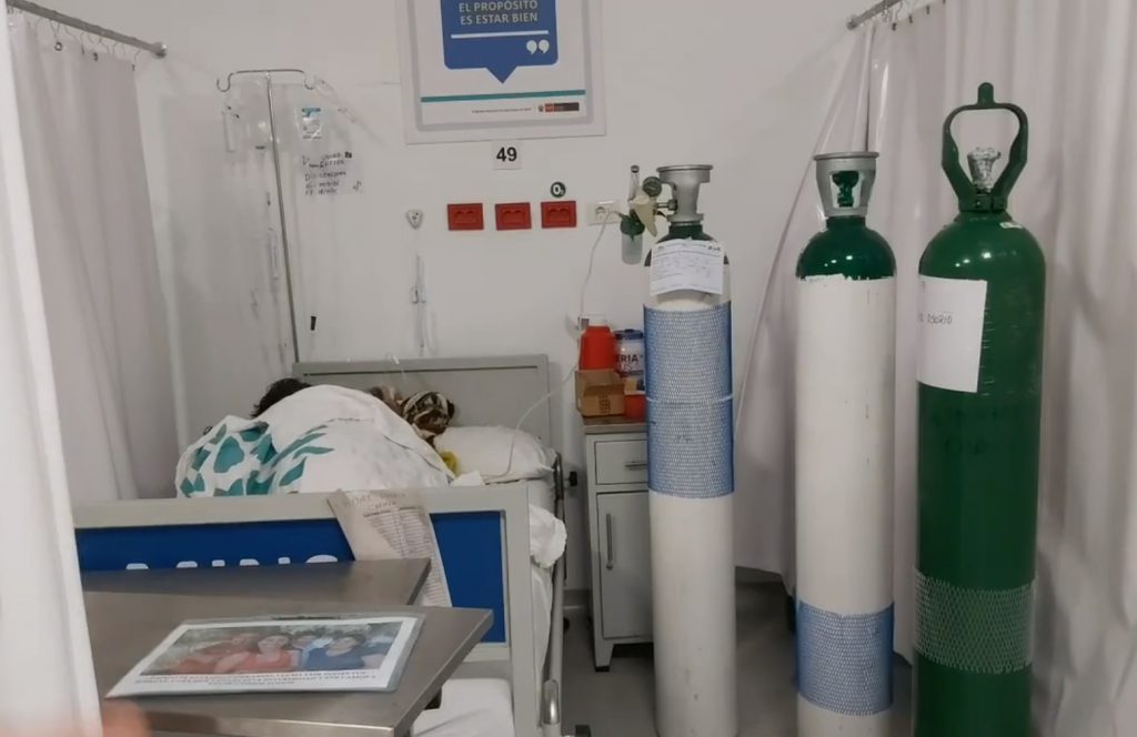 Familiares compran oxígeno para mantener a sus pacientes COVID-19 con vida