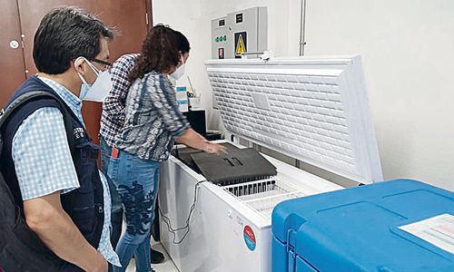 Vacunaron a 122 funcionarios y servidores públicos y a sus familiares