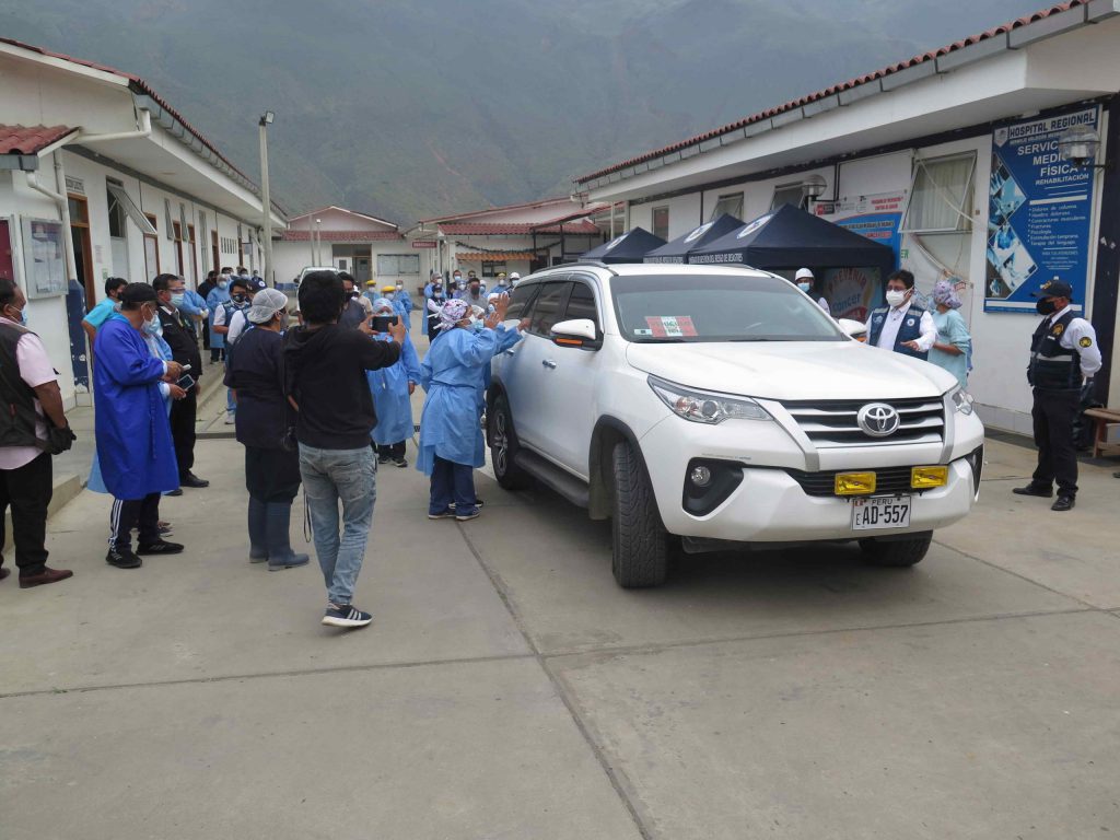 Ugarte huye ante el reclamo de enfermeras y familiares de pacientes COVID-19