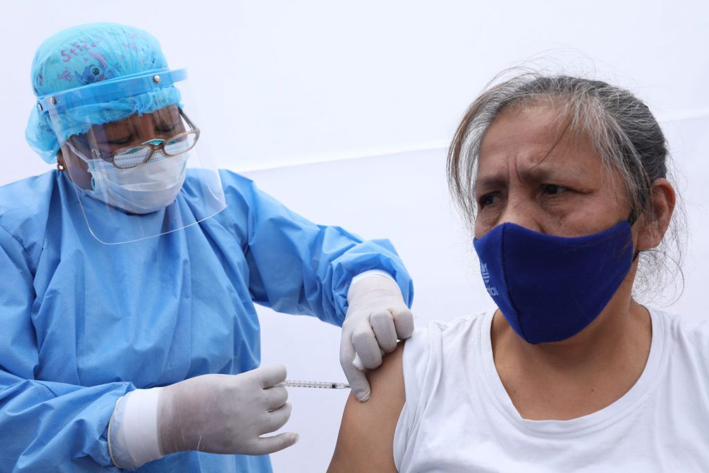 Hoy se inicia vacunación de adultos mayores y personal de la PNP y FF.AA