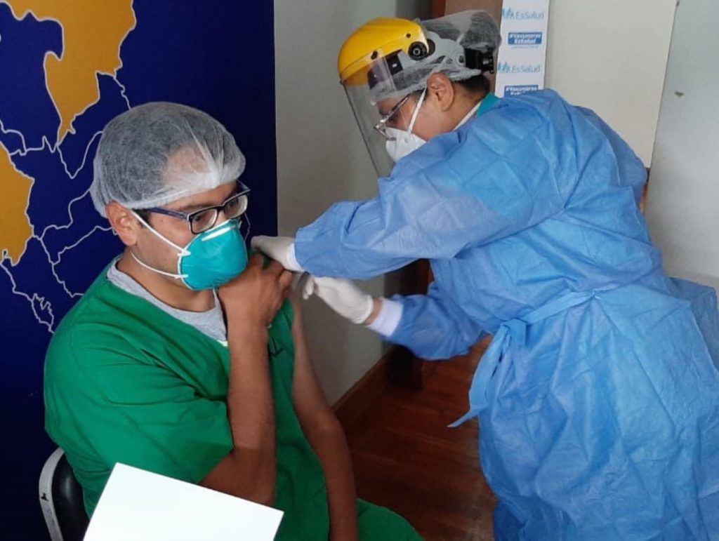 Cinco médicos y 12 enfermeras vacunados tienen COVID-19