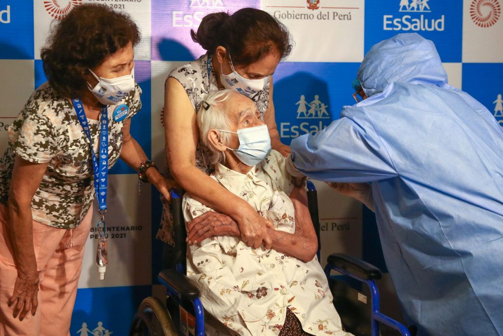 La primera adulta mayor en recibir la vacuna tiene 104 años