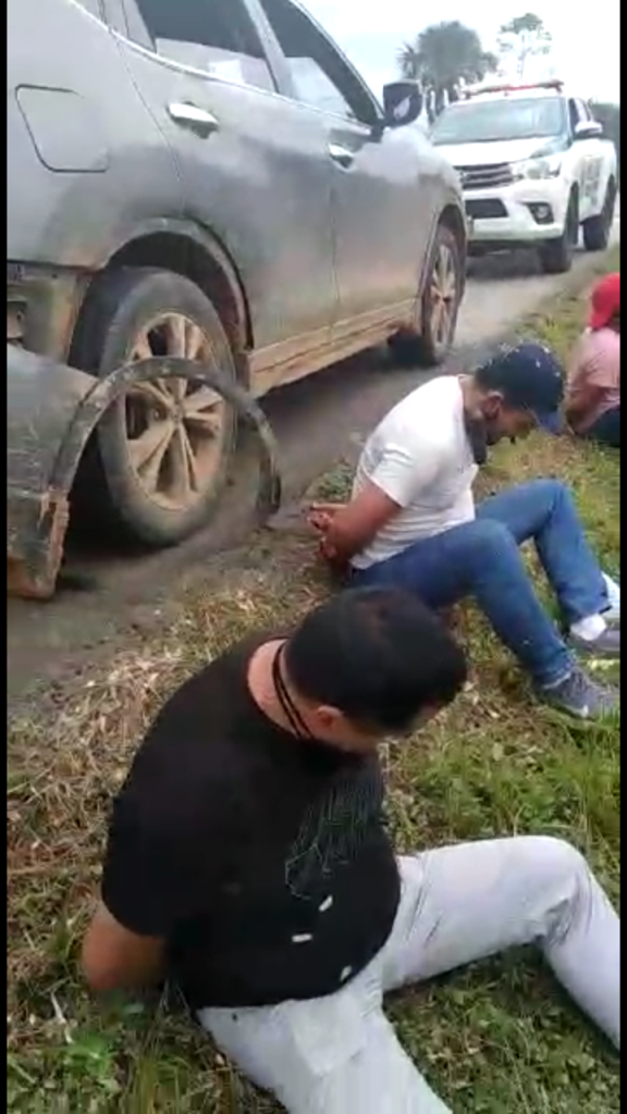 A balazos capturan a seis policías y dos civiles con droga