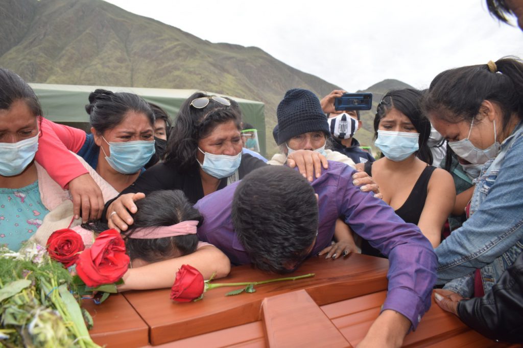 Con gritos de justicia y llanto reciben restos de “Jackiel” procedente de Colombia