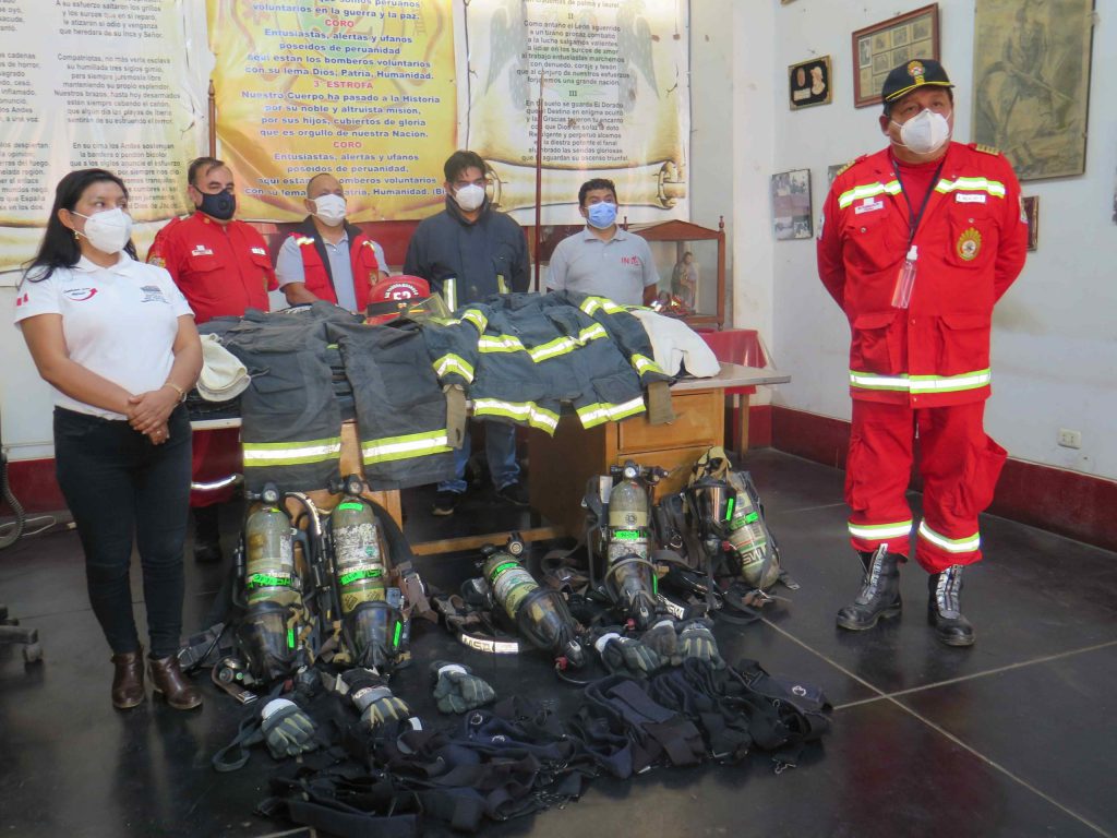 Cónsul de Estados Unidos dona EPP’s a bomberos de Huánuco