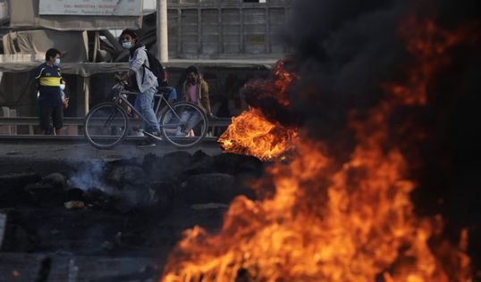 Paro de transportistas: manifestantes queman llantas en Carretera Central