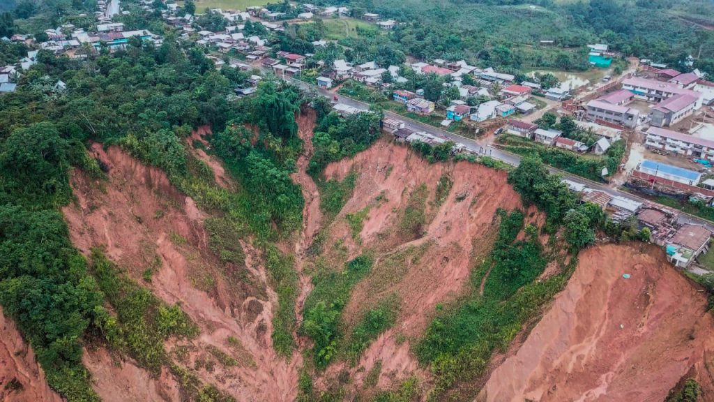 Las vegas en emergencia por peligro inminente ante caída de rocas y tierra