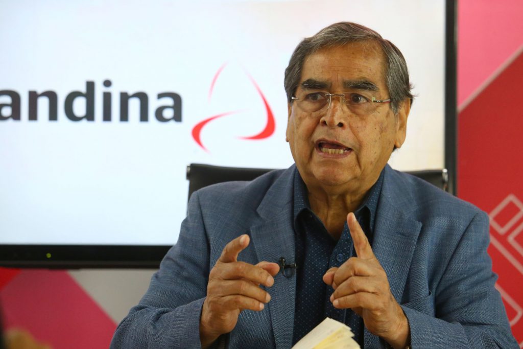 El ministro de Salud de Perú, Óscar Ugarte, estimó que vacunaran contra el COVID-19 a cerca de 60 000 personas a diario en el mes de abril.