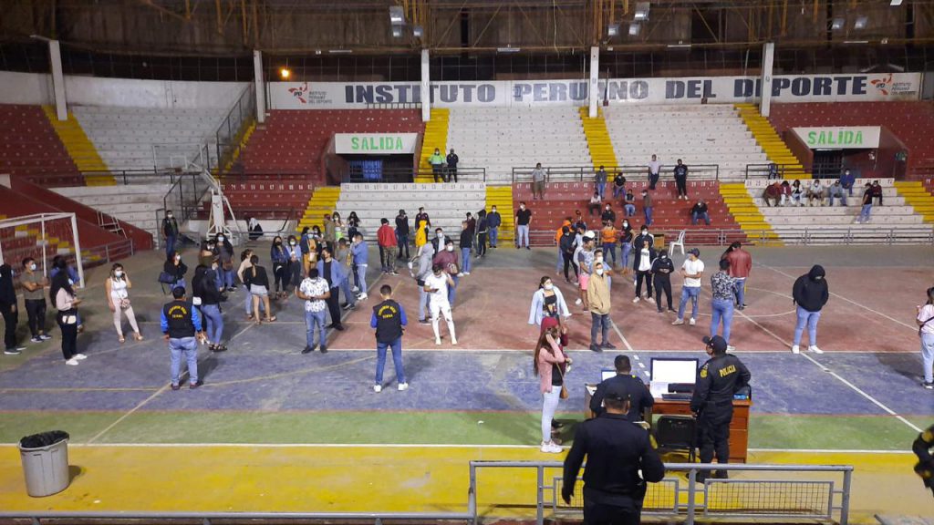 Multan a infractores tras ser sorprendidos participando de reuniones sociales