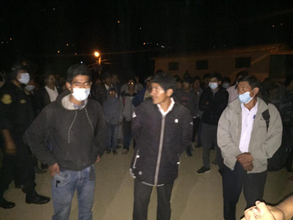 Pobladores retienen y golpean a dos policías que confundieron con ladrones