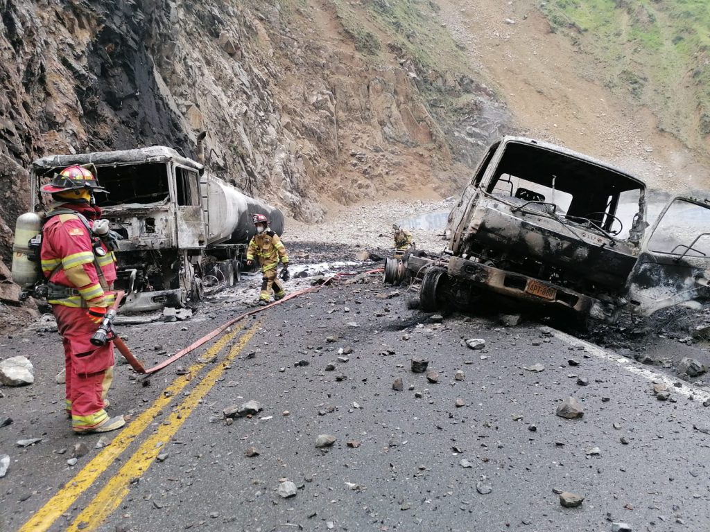 Por explosión de un convoy de cisternas cierran vía central Huánuco–Lima